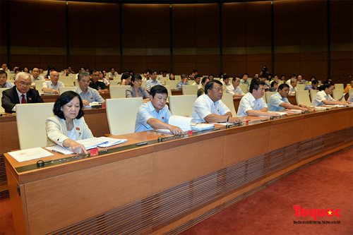 Các đại biểu Quốc hội nhấn nút thông qua Luật Du lịch (sửa đổi). Nguồn: toquoc.vn